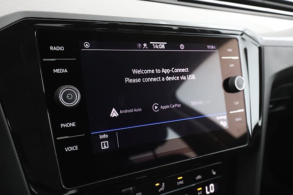 Volkswagen Passat 22 of 30