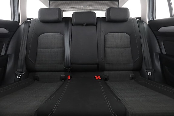 Volkswagen Passat 16 of 30