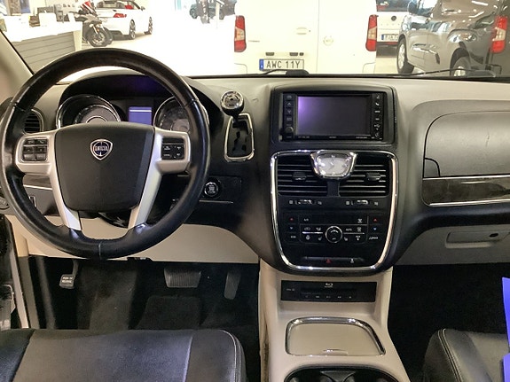 Lancia Voyager 9 of 11