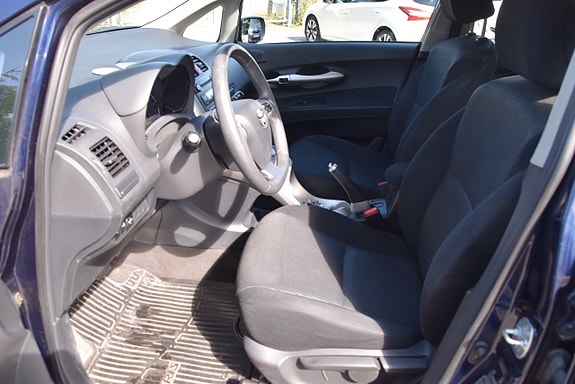 Toyota Auris 8 of 18