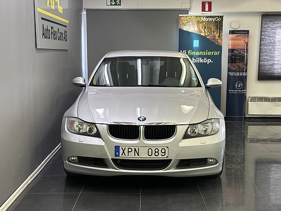 BMW 320i 3 of 16