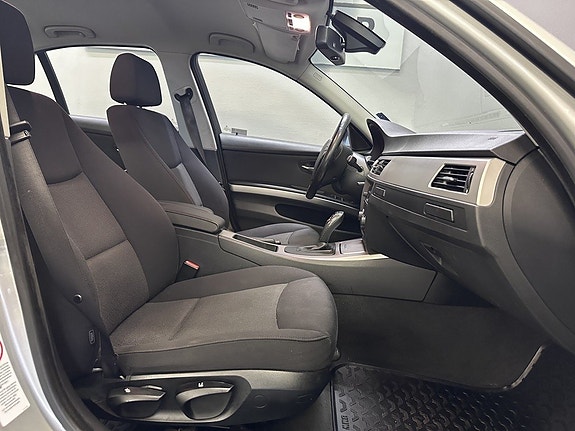 BMW 320i 8 of 16