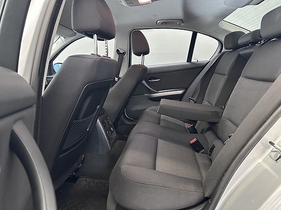 BMW 320i 10 of 16