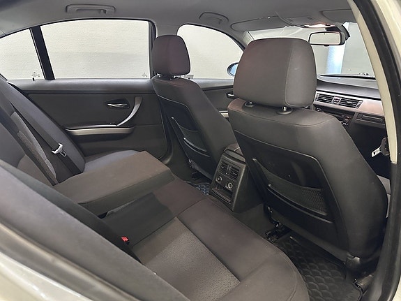 BMW 320i 11 of 16