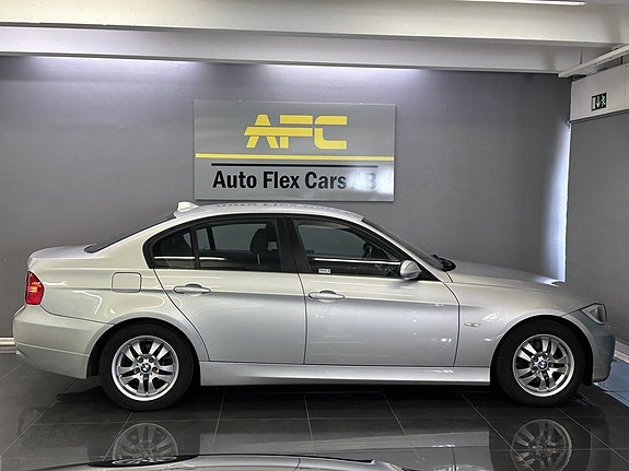 BMW 320i 6 of 16