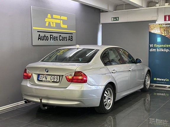 BMW 320i 5 of 16