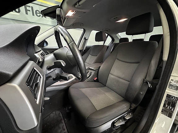BMW 320i 7 of 16