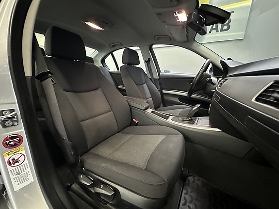 BMW 320i 9 of 16