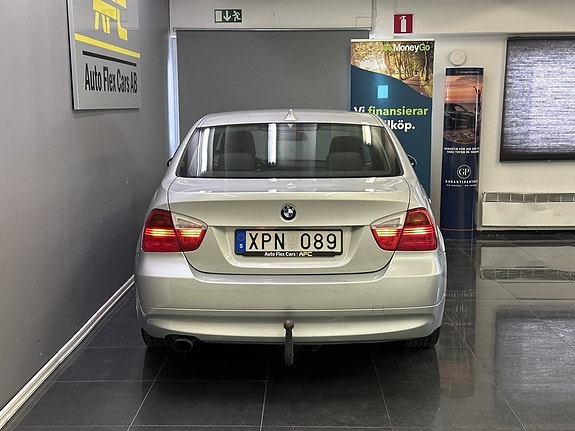 BMW 320i 4 of 16