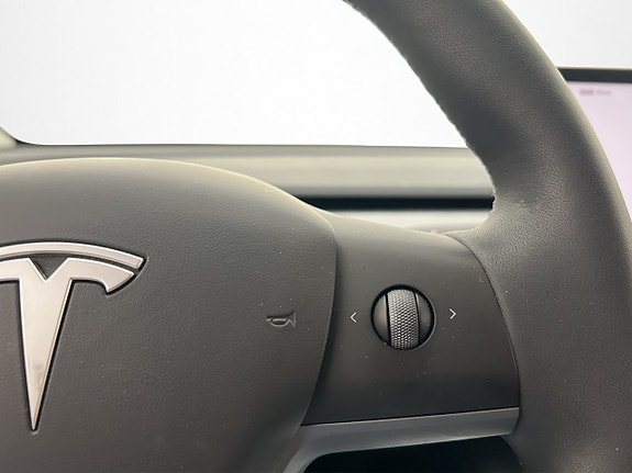 Tesla Model Y 25 of 30