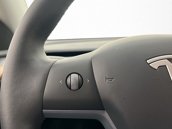 Tesla Model Y 26 of 30