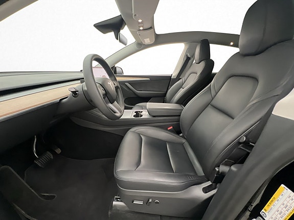 Tesla Model Y 16 of 30