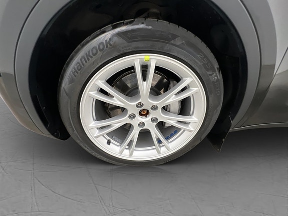 Tesla Model Y 28 of 30