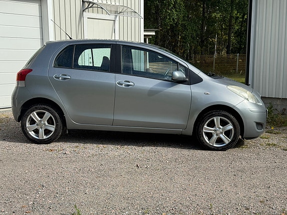 Toyota Yaris 2 of 5