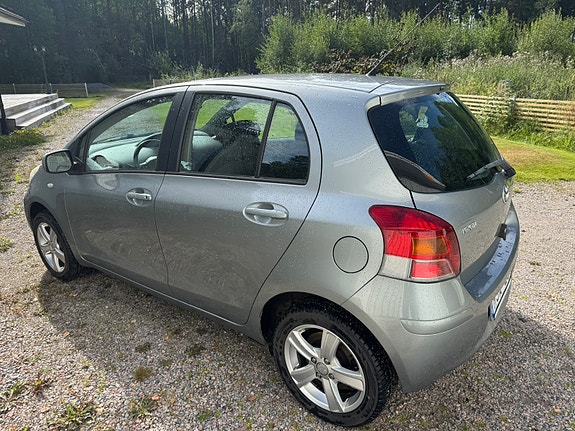 Toyota Yaris 3 of 5