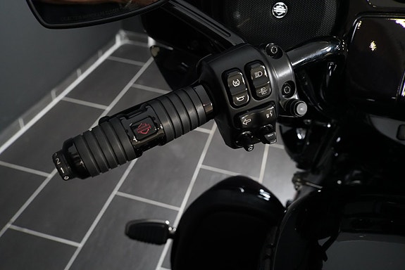 Harley-Davidson FLHTCUTGSE CVO Tri Glide 8 of 12