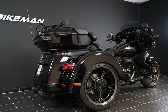 Harley-Davidson FLHTCUTGSE CVO Tri Glide 6 of 12