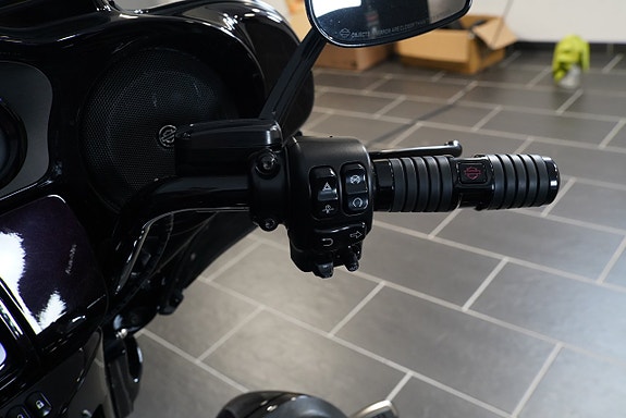 Harley-Davidson FLHTCUTGSE CVO Tri Glide 10 of 12