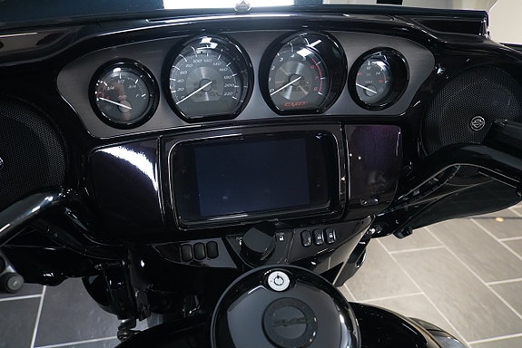 Harley-Davidson FLHTCUTGSE CVO Tri Glide 9 of 12