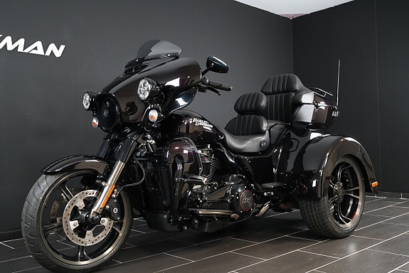 Harley-Davidson FLHTCUTGSE CVO Tri Glide 2 of 12