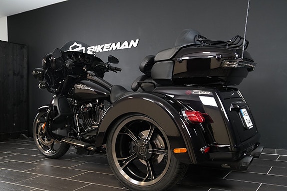 Harley-Davidson FLHTCUTGSE CVO Tri Glide 5 of 12