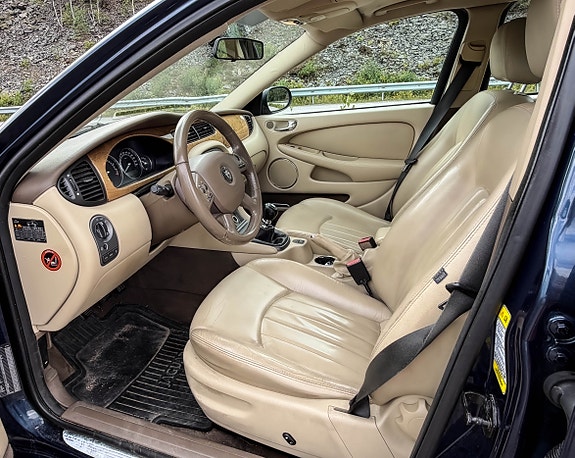 Jaguar X-TYPE 4 of 8
