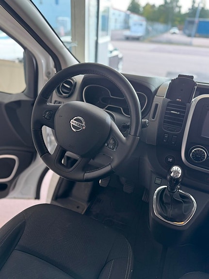 Nissan NV300 9 of 13