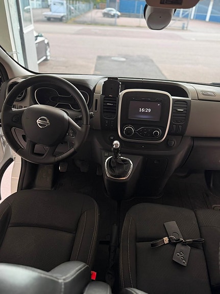 Nissan NV300 11 of 13