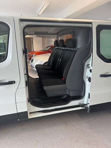 Nissan NV300 5 of 13