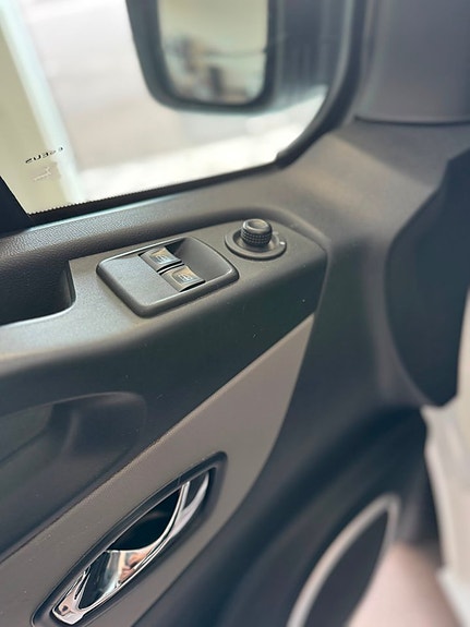 Nissan NV300 12 of 13