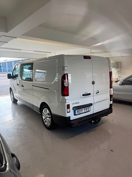 Nissan NV300 4 of 13