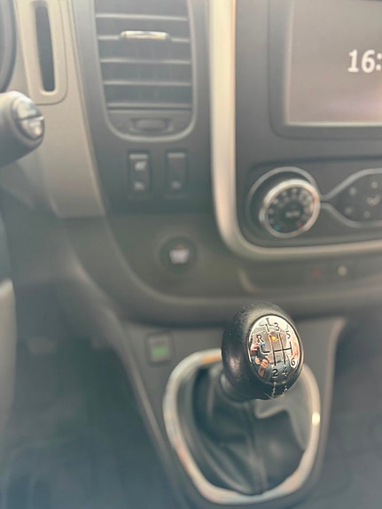 Nissan NV300 10 of 13