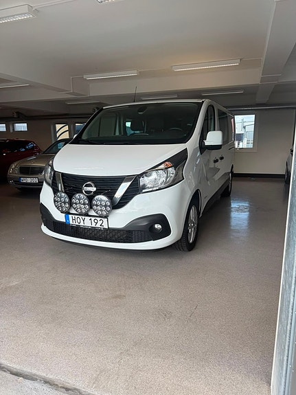 Nissan NV300 2 of 13