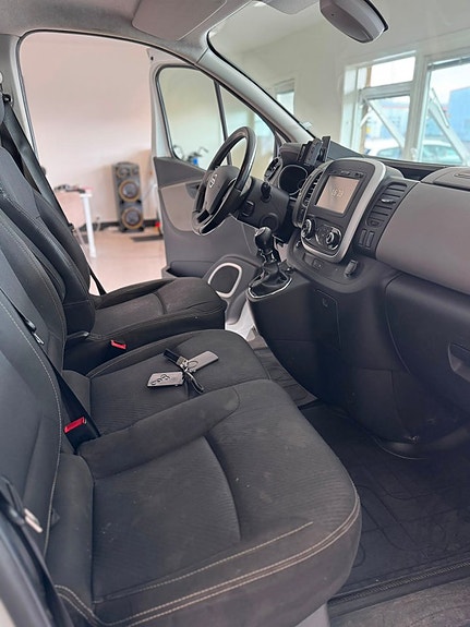 Nissan NV300 7 of 13