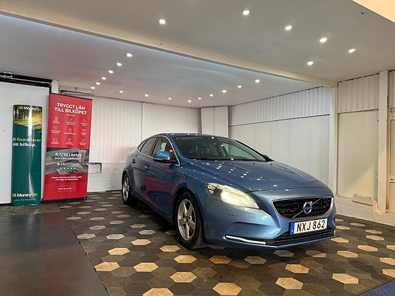 Volvo V40 2 of 16