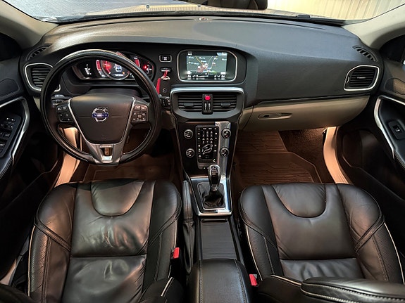 Volvo V40 7 of 16