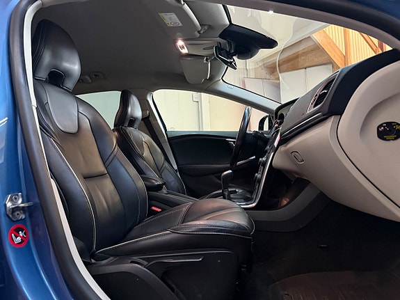 Volvo V40 12 of 16