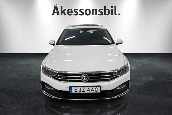 Volkswagen Passat 2 of 12