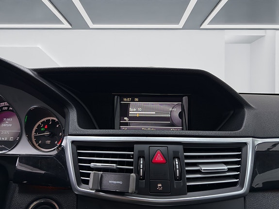 Mercedes-Benz E200 12 of 15