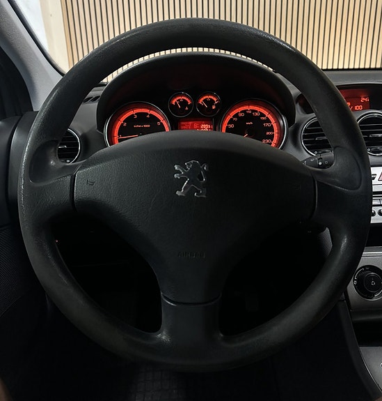 Peugeot 308 SW 11 of 12