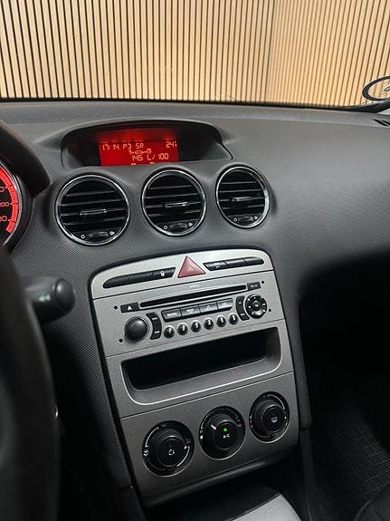 Peugeot 308 SW 10 of 12