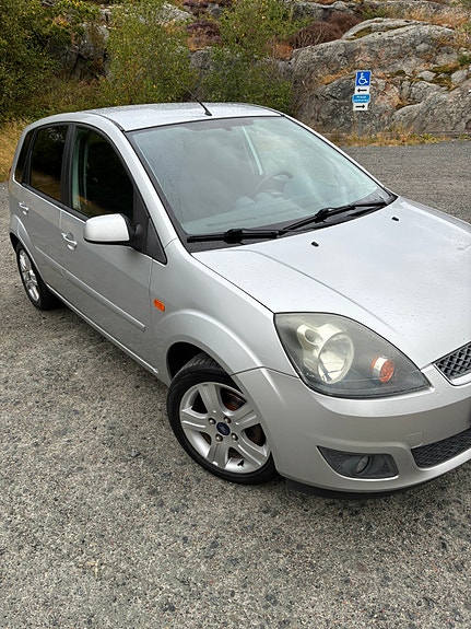 Ford Fiesta 2 of 7