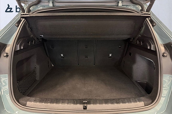 BMW iX1 10 of 18