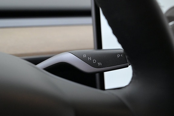 Tesla Model Y 8 of 27
