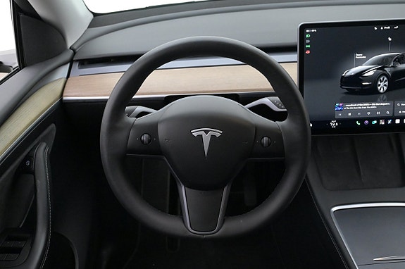 Tesla Model Y 7 of 27