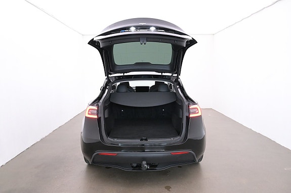 Tesla Model Y 22 of 27