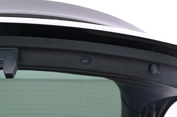 Tesla Model Y 23 of 27