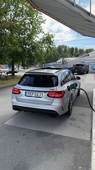 Mercedes-Benz C63 2 of 8
