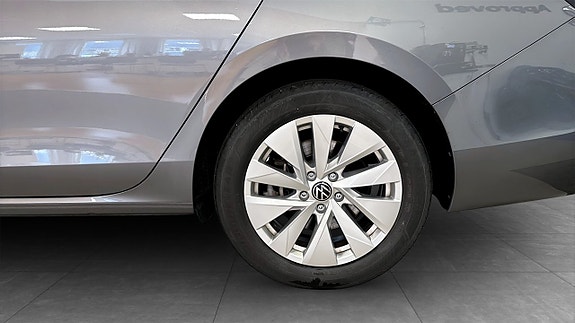 Volkswagen Passat 6 of 12