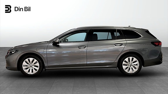 Volkswagen Passat 2 of 12
